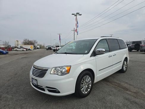 Used 2016 Chrysler Town & Country Touring-L image 8
