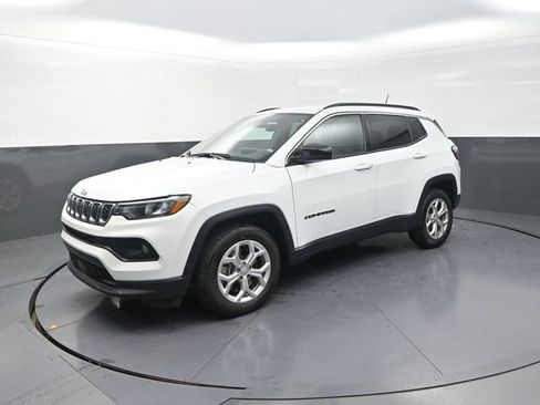 Used 2024 Jeep Compass Latitude AWD/4WD image 3