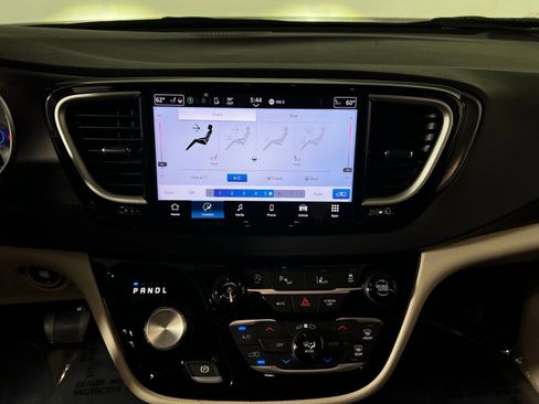 Used 2024 Chrysler Pacifica Touring-L image 19