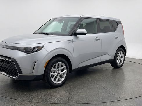 Used 2025 Kia Soul LX w/ LX Technology Package FWD image 3