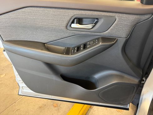 Used 2023 Nissan Rogue SV image 25