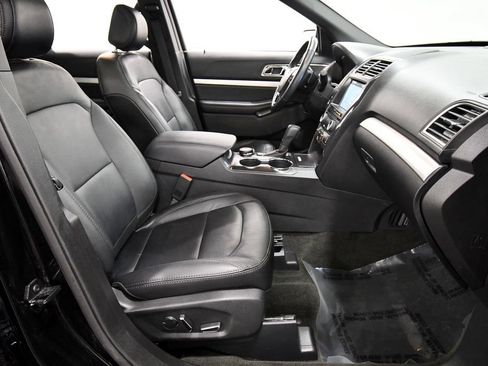 Used 2017 Ford Explorer XLT w/ Equipment Group 202A AWD/4WD image 19