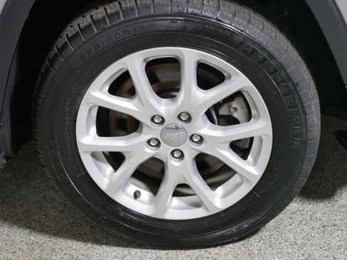 Used 2018 Jeep Cherokee Latitude Plus w/ Cold Weather Group image 15