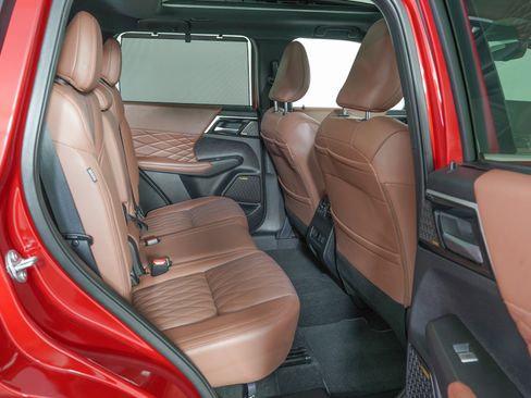 Used 2025 Mitsubishi Outlander SEL image 10