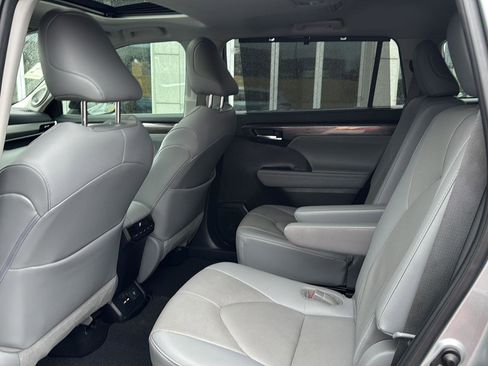 Used 2021 Toyota Highlander Limited image 9