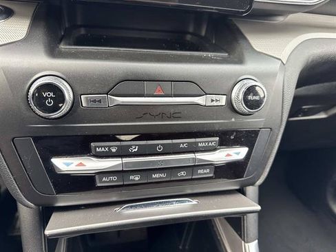 Used 2020 Ford Explorer XLT w/ Equipment Group 202A AWD/4WD image 39