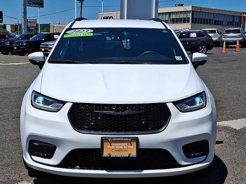 Certified 2023 Chrysler Pacifica Touring-L w/ Uconnect Theater Family Group AWD/4WD image 2