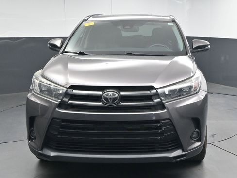 Used 2019 Toyota Highlander SE w/ Carpet Mat Package (TMS) image 2