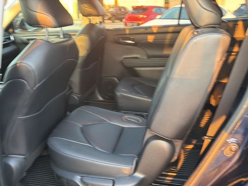 Used 2023 Toyota Highlander XLE FWD image 11