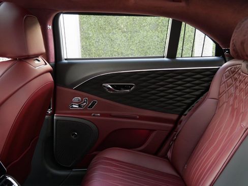 Used 2024 Bentley Flying Spur Azure image 21