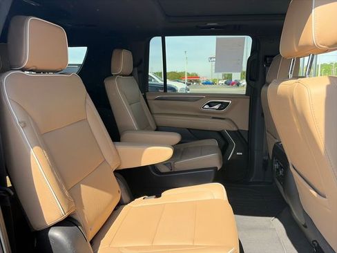 Used 2024 Chevrolet Suburban Premier w/ Premium Package 2 AWD/4WD image 15