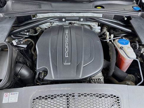 Used 2017 Porsche Macan image 32
