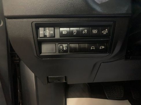 Used 2022 Toyota Tundra SR5 w/ SR5 Convenience Package AWD/4WD image 30