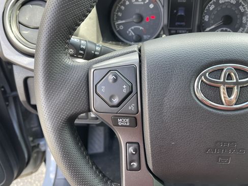 Certified 2018 Toyota Tacoma TRD Off-Road w/ Technology Package AWD/4WD image 18