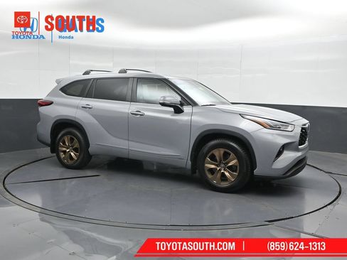 Used 2023 Toyota Highlander Bronze Edition AWD/4WD image 1