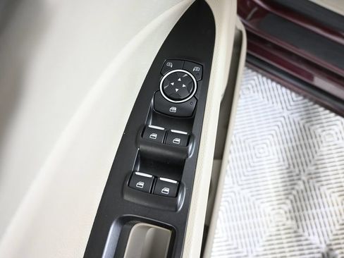 Used 2017 Ford Fusion SE w/ Fusion SE Technology Package FWD image 20