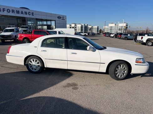 Used 2010 Lincoln Town Car Signature Limited image 4