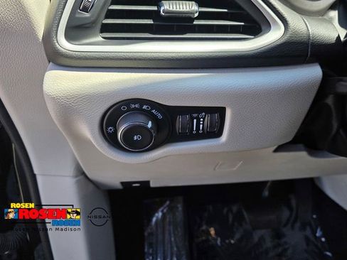 Used 2024 Chrysler Pacifica Touring-L FWD image 9