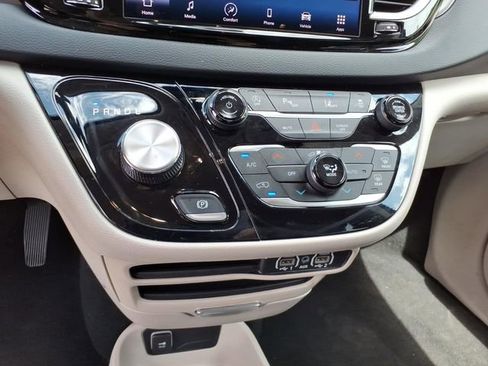 Used 2023 Chrysler Pacifica Touring-L FWD image 19