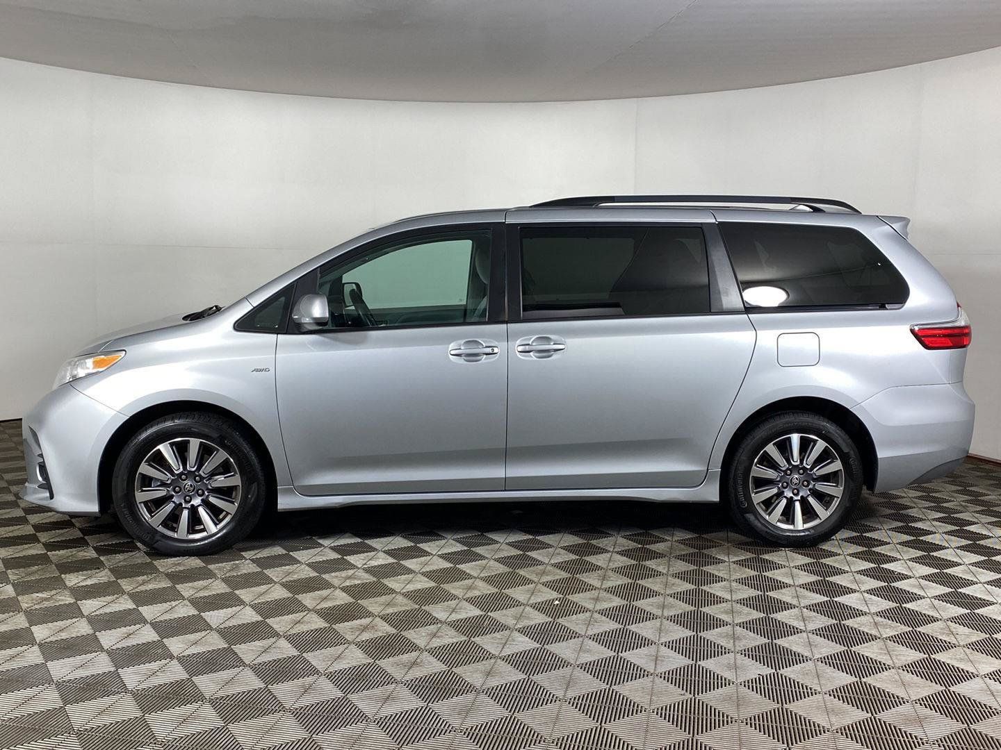 Used 2020 Toyota Sienna LE AWD/4WD image 3