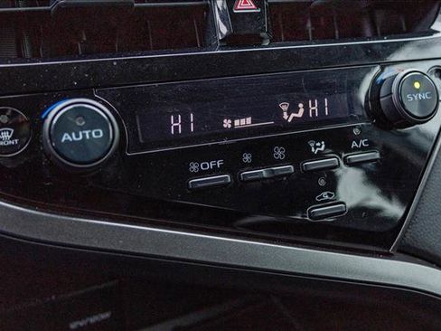 Used 2022 Toyota Camry SE w/ Convenience Package image 19