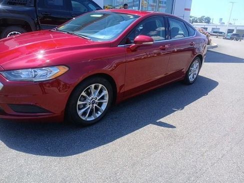 Used 2017 Ford Fusion SE w/ Fusion SE Technology Package FWD image 3
