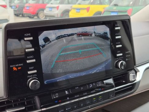 Used 2024 Toyota Sienna XLE FWD image 26