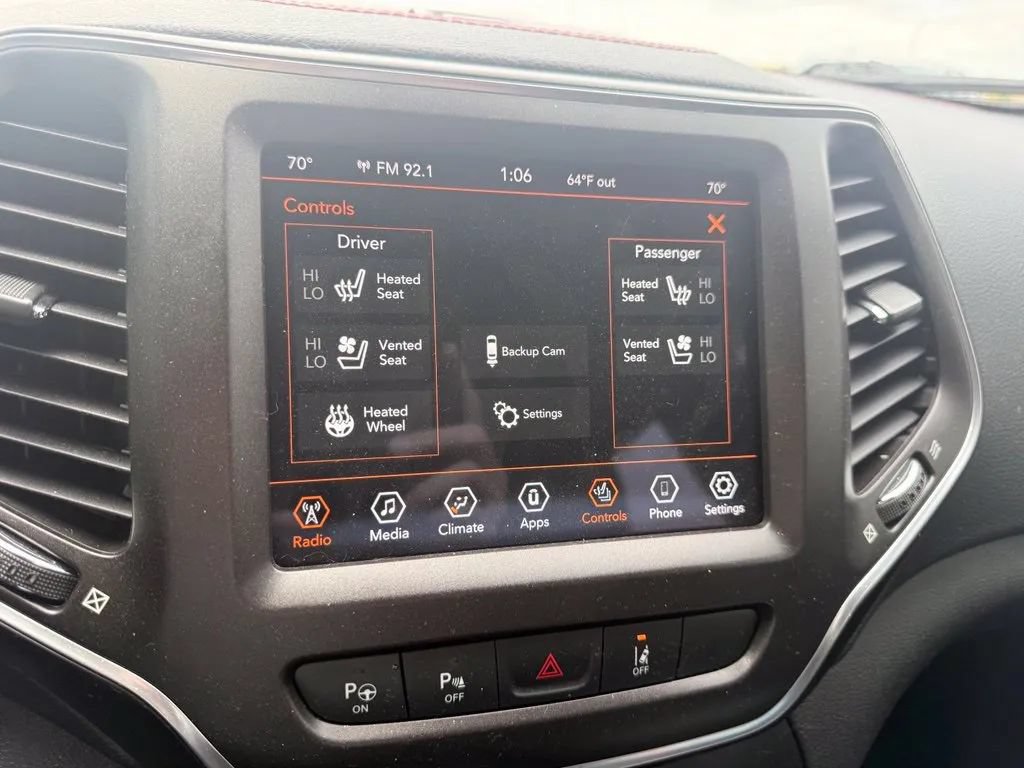 Used 2020 Jeep Cherokee Trailhawk AWD/4WD image 19
