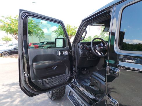 Used 2024 Jeep Wrangler Unlimited Sahara w/ Technology Group AWD/4WD image 29