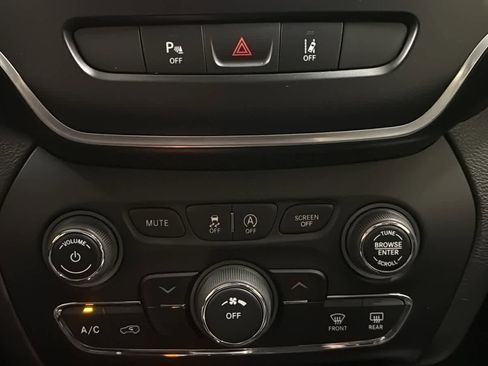 Used 2021 Jeep Cherokee Latitude Lux FWD image 20
