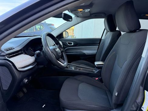 Used 2022 Jeep Compass Sport image 2