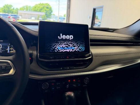 Used 2025 Jeep Compass Limited AWD/4WD image 16