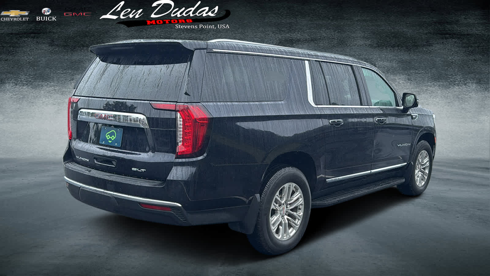 Certified 2023 GMC Yukon XL SLT w/ SLT Premium Package AWD/4WD image 4
