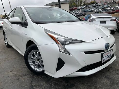 Used 2017 Toyota Prius Two FWD image 1