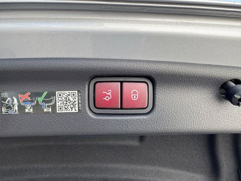 Used 2023 Mercedes-Benz C 300 4MATIC Sedan image 9