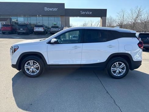 Used 2024 GMC Terrain SLE image 2