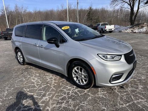 Used 2024 Chrysler Pacifica Touring-L image 7