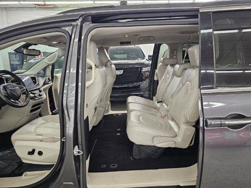 Used 2017 Chrysler Pacifica Touring-L FWD image 31