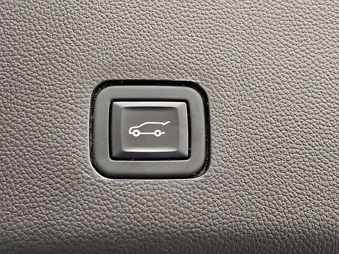 Used 2023 Chevrolet Traverse LT image 31