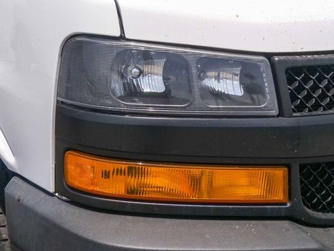 Used 2021 Chevrolet Express 2500 RWD image 4