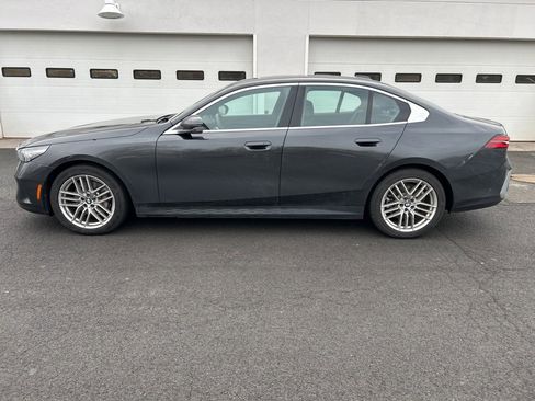 Used 2025 BMW 530i xDrive w/ Premium Package image 2