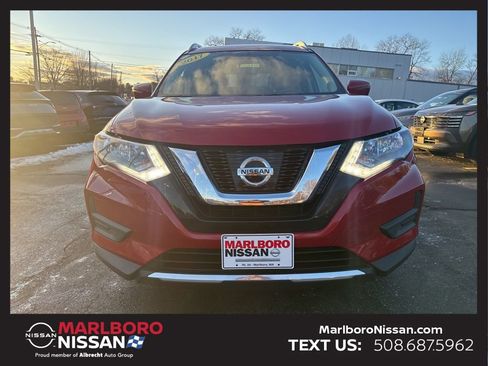 Used 2017 Nissan Rogue SV image 2