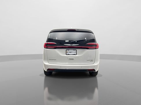 Used 2022 Chrysler Pacifica Limited AWD/4WD image 4