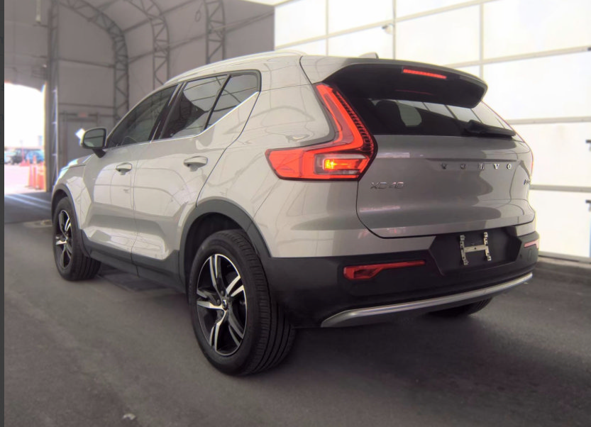 Used 2023 Volvo XC40 B5 Plus AWD/4WD image 3