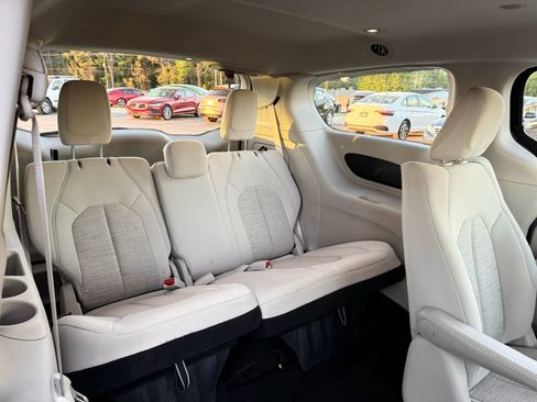Used 2018 Chrysler Pacifica Touring Plus FWD image 25