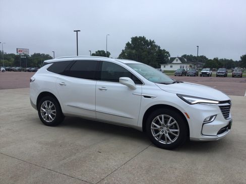 Used 2023 Buick Enclave Premium w/ Experience Buick Package AWD/4WD image 4