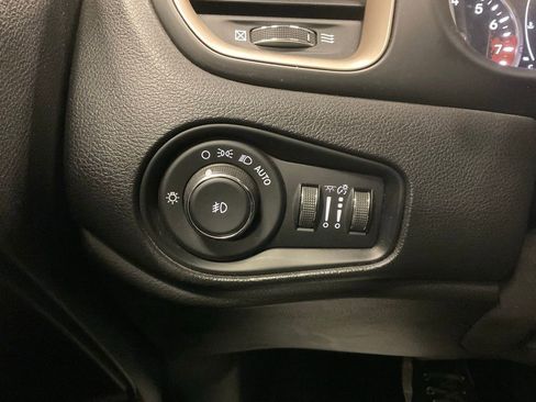 Used 2017 Jeep Renegade Latitude AWD/4WD image 18