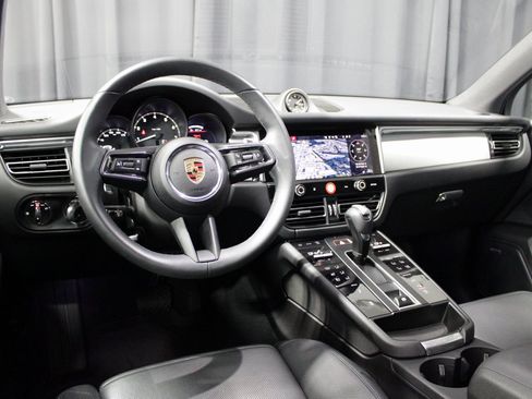 Certified 2025 Porsche Macan image 4