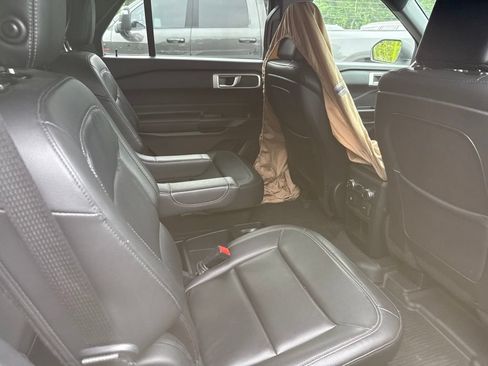Used 2020 Ford Explorer XLT w/ Equipment Group 202A RWD image 11