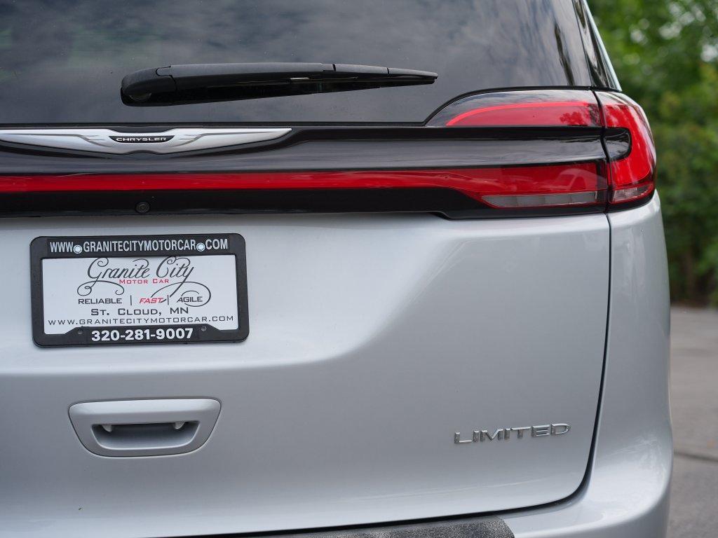 Used 2024 Chrysler Pacifica Limited FWD image 10